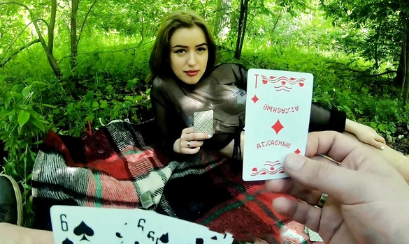 Русская девушка проиграла в карты на желания, и парень захотел секс