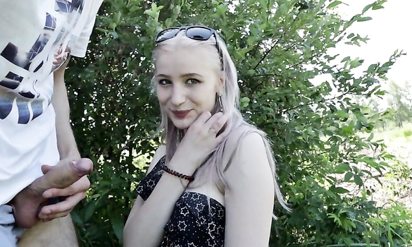 Русская блондинка сделала минет со спермой в рот сразу после фестиваля