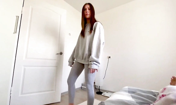 Сводный брат угорает над сестрой и кувыркается с ней, пока дома никого нет