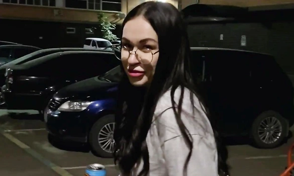 Русская девушка с принципами отказалась пить пиво, но с удовольствием распробовала член