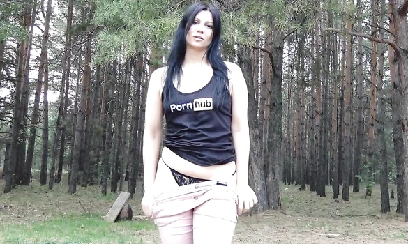 Давно трахался на природе? Кристина хочет, чтобы ей кончили в попку и киску!