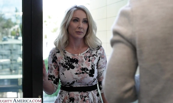 Сочная мамка дала пилотнику отлизать киску и трахнуть ее