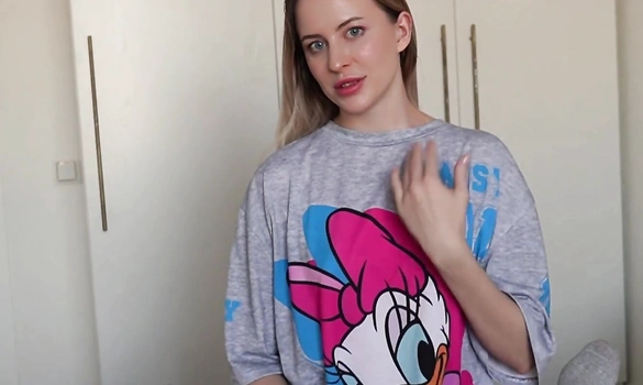 Приятная мачеха зашла ко мне в спальню