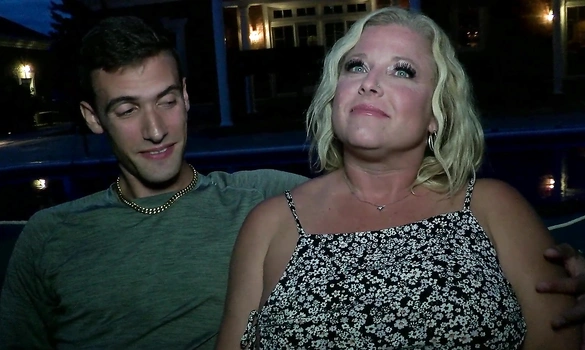 Зрелая женщина и молодой парень получают совместное удовольствие